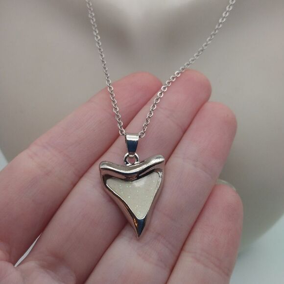 Costume faux shark tooth opal sparkle necklace - Picture 1 of 2